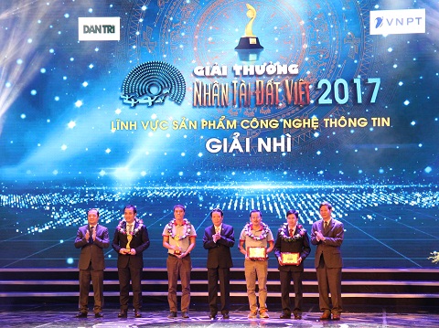 Ông Hoàng Vĩnh Bảo - Thứ trưởng Bộ TT&TT; ông Phạm Đức Long - Tổng giám đốc VNPT và ông Lê Khắc Hiệp - Phó Chủ tịch Tập đoàn VinGroup lên trao giải Nhì - lĩnh vực CNTT.
