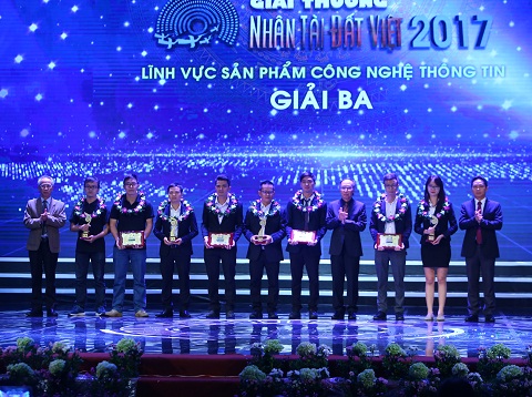 Ông Phạm Huy Hoàn - Tổng biên tập báo Dân trí, ông Nguyễn Long - Tổng thư ký Hội Tin học VN và ông Nguyễn Mạnh Hùng - Thành viên Hội đồng Quản trị Ngân hàng Vietcombank trao giải Ba lĩnh vực CNTT Giải thưởng Nhân tài Đất Việt 2017