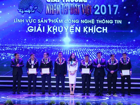 Ông Huỳnh Quang Liêm - Phó Tổng giám đốc VNPT và ông Dương Chí Thành - Chủ tịch HĐQT Jetstar Pacific trao giải khuyến khích cho các nhóm tác giả lĩnh vực CNTT.