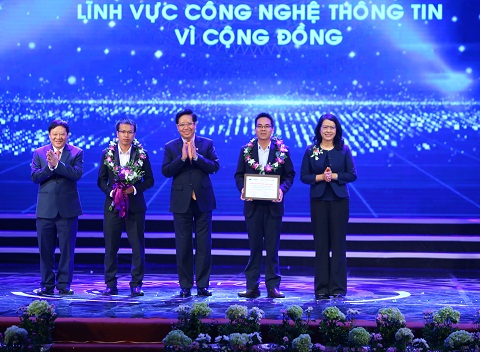 Ông Nguyễn Việt Tiến - Thứ trưởng Bộ Y tế; Ông Nguyễn Trọng Điều - Phó Chủ tịch Hội Khuyến học VN và Bà Nguyễn Thị Phượng - Phó Tổng Giám đốc ngân hàng Nông nghiệp và Phát triển Nông thôn Việt Nam trao giải “Vì sự phát triển cộng đồng” cho sản phẩm Hệ thống hỗ trợ nghiệp vụ Hội đồng Nhân dân các cấp của nhóm tác giả đến từ Trung tâm CNTT - VNPT Đắc Lắc.