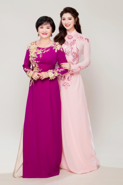 Đồng hành cùng với Thanh Trúc trong buổi chụp hình là mẹ của cô. Do bận rộn với nhiều lo toan trong cuộc sống nên đôi khi mẹ quên mất việc phải làm đẹp cho bản thân. 