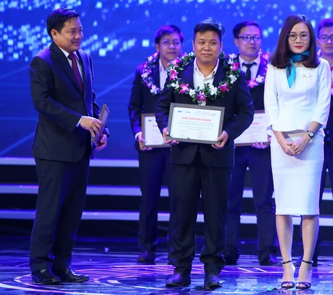 Ông Huỳnh Quang Liêm - Phó Tổng giám đốc VNPT trao giải Khuyến khích cho các nhóm tác giả lĩnh vực CNTT.