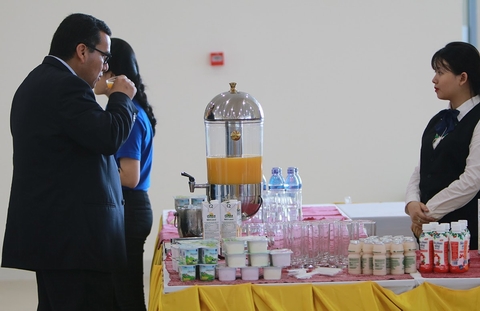 Nước cam Vfresh 100% của Vinamilk được đông đảo phóng viên báo chí trong và ngoài nước tác nghiệp tại Apec 2017 tin tưởng sử dụng (Ảnh: Xuân Phú)