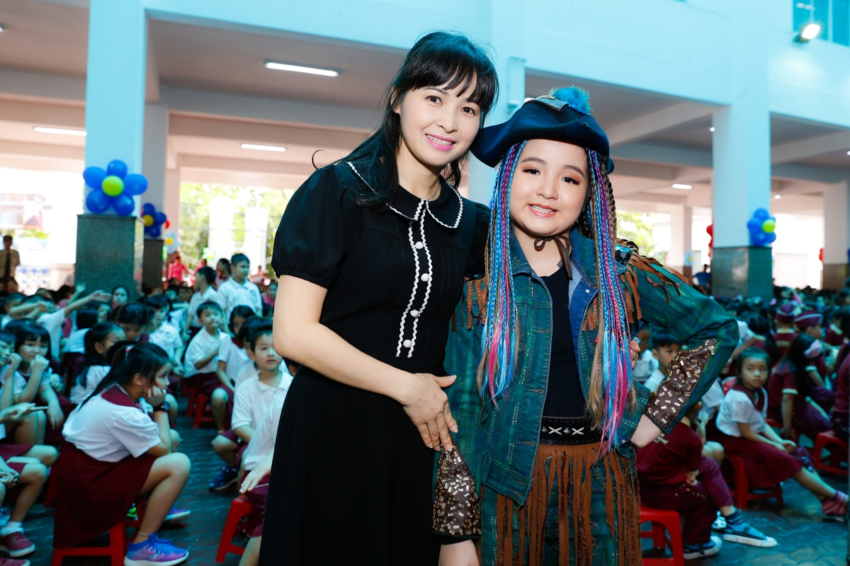 Bé Bích Ngọc ấm áp bên bạn bè và thầy cô