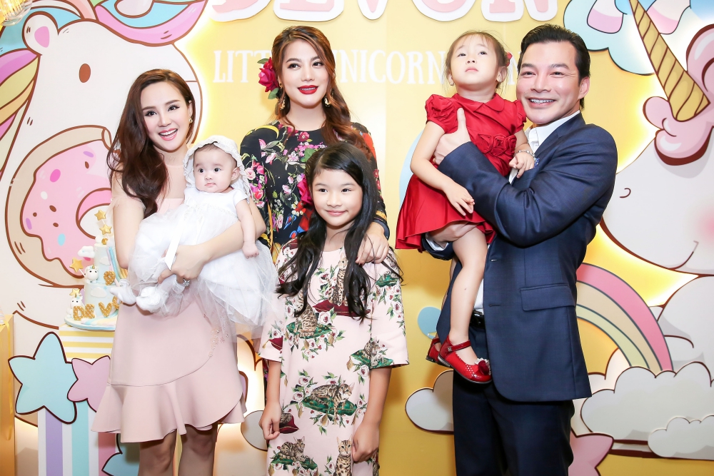 Vy Oanh tươi trẻ đi dự sinh nhật con gái của Trương Ngọc Ánh