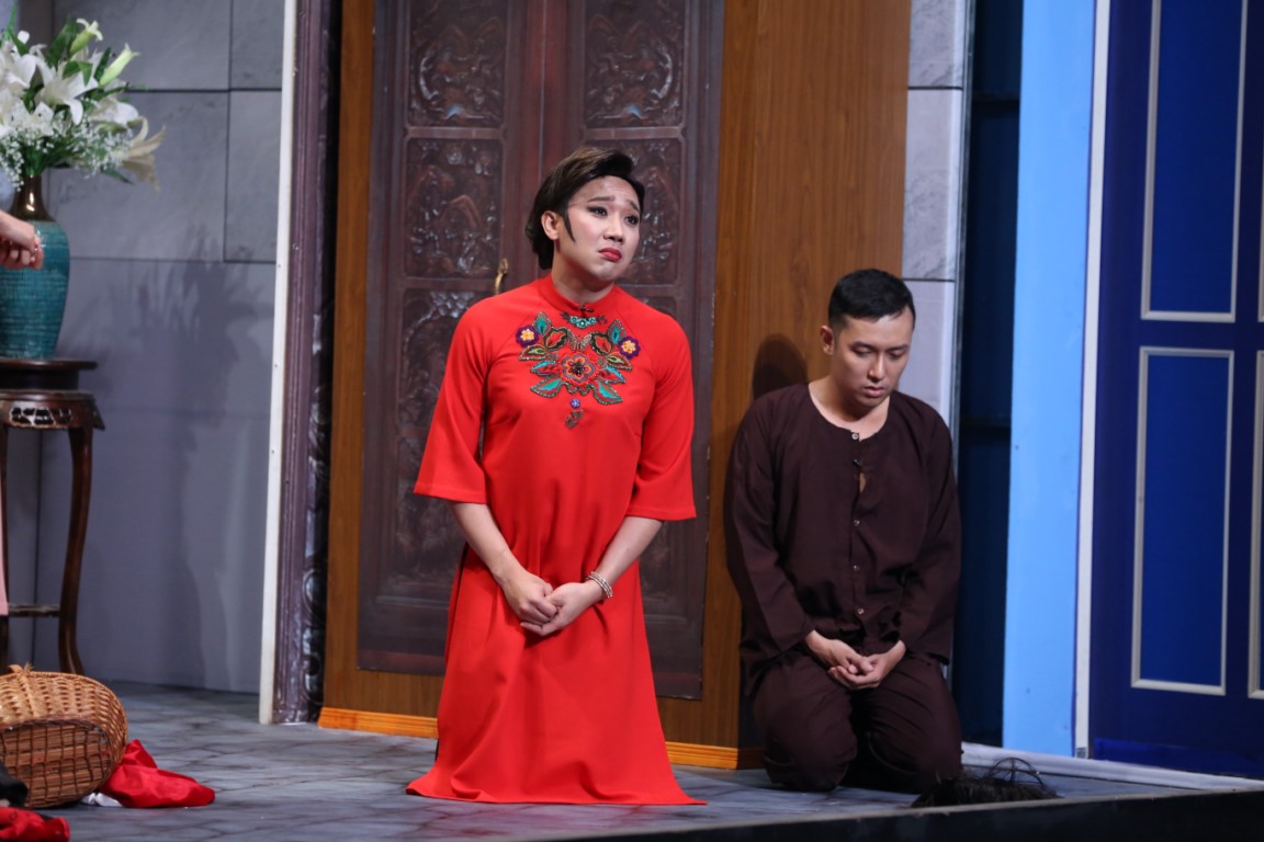 Mặc áo dài nền nã, thế nhưng giữa Trấn Thành và Thùy Dương sẽ xảy ra một cuộc chiến khốc liệt.