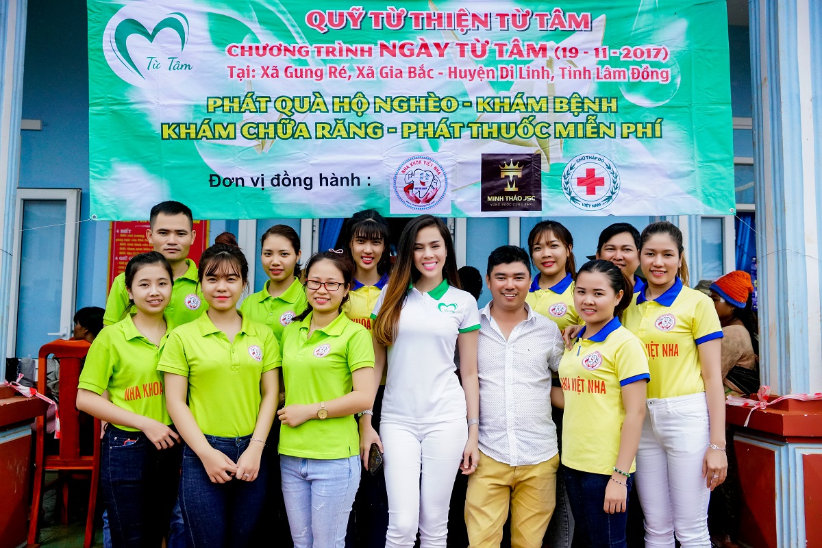 Á hậu Tố Uyên và các nghệ sĩ mang 1400 phần quà đến người dân tộc nghèo