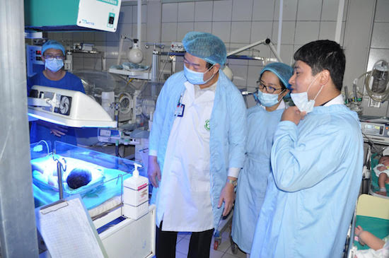 Dốc toàn lực giành giật sự sống cho các bé sơ sinh chuyển từ Bắc Ninh về