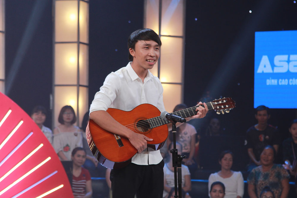 Thí sinh Hưng Đại xuất hiện cùng cây đàn ghi-ta khiến Tiến Luật tưởng thí sinh tham gia lộn chương trình. Với 60 giây đầu tiên, anh chàng trình bày ca khúc tự sáng tác mang tên Người cưa song sắt. 