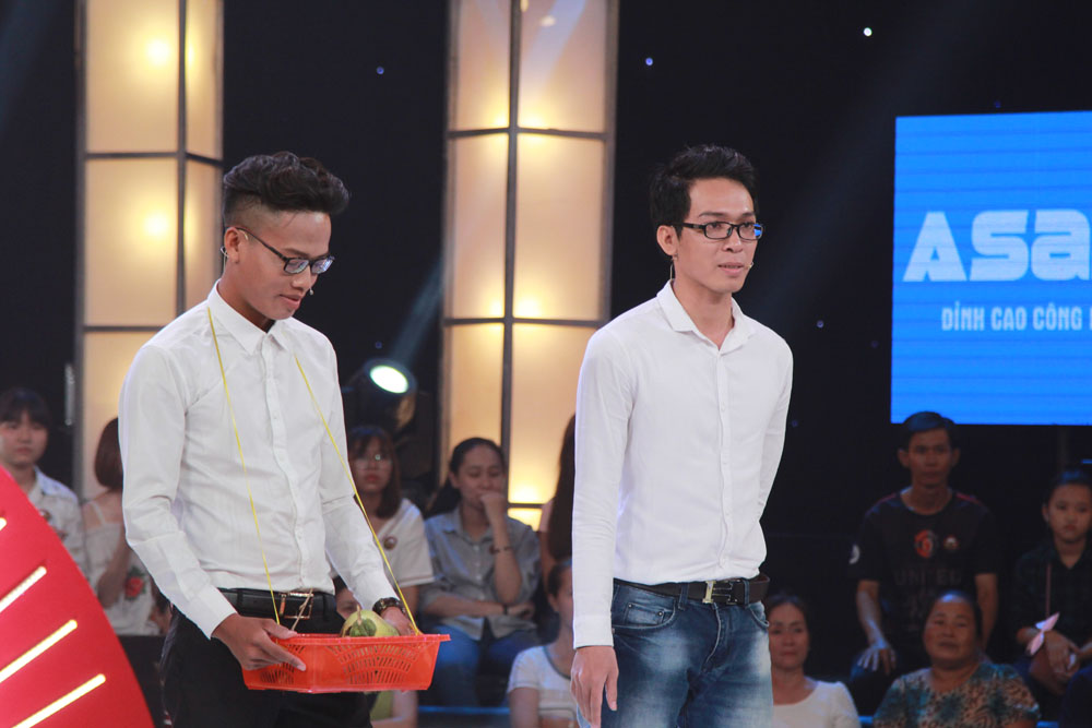 Thí sinh Hồ Thanh Cường xuất hiện trong trang phục chỉnh tề với sự trợ diễn của người bạn Hoà Tân, cả hai cùng đến từ Bến Tre. 