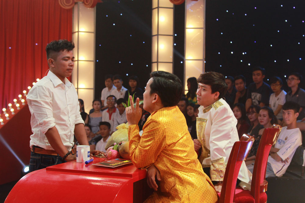 Ở phần thi đầu tiên, anh chàng đem tặng đủ loại trái cây từ quê mang tặng giám khảo. Với sự chân chất của mình, nam thí sinh may mắn làm cho giám khảo khó tính như Trường Giang mỉm cười. Ở vòng thi thứ 2, Thành Tâm tiếp tục khiến Trấn Thành bật cười vì không hiểu được những gì nam thí sinh nói.