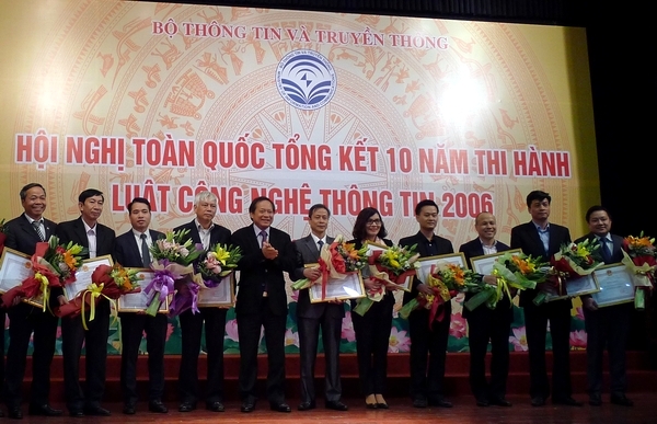 Đây là những tập thể, cá nhân được khen thưởng vì những đóng góp trong việc xây dựng triển khai Luật CNTT thời gian qua.