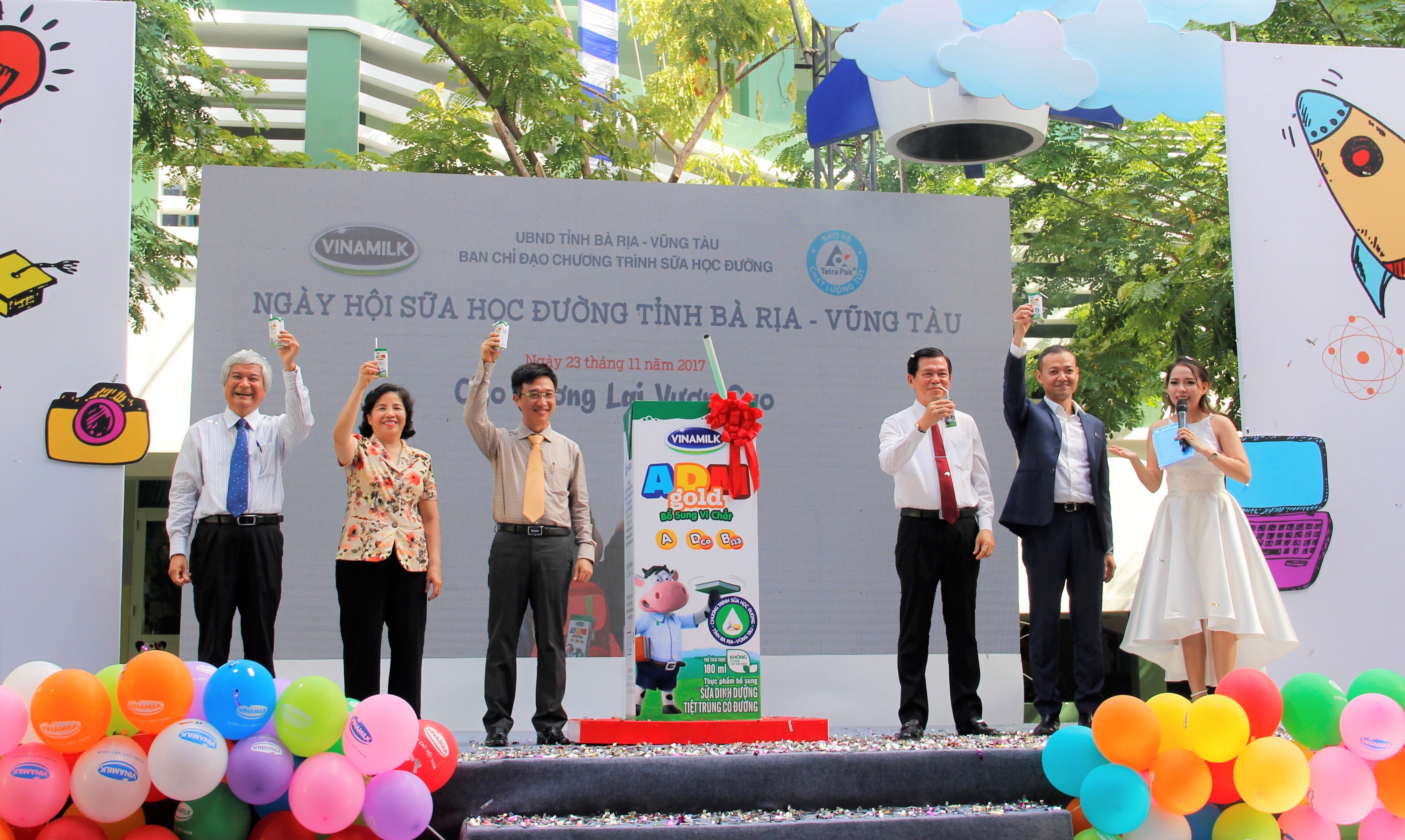 Ông Nguyễn Hồng Lĩnh – Ủy viên Ban chấp hành TW Đảng, Bí thư tỉnh ủy Bà Rịa - Vũng Tàu, ông Đặng Minh Thông - Phó Chủ tịch UBND tỉnh Bà Rịa – Vũng Tàu, ông Nguyễn Thanh Giang – Giám đốc sở Giáo dục và Đào tạo tỉnh Bà Rịa – Vũng Tàu, bà Mai Kiều Liên – Tổng Giám đốc Vinamilk và ông Nguyễn Trung Hiếu – Giám đốc Thương mại Tetra Pak Việt Nam cùng thực hiện nghi thức khởi động chương trình Sữa học đường năm 2017.