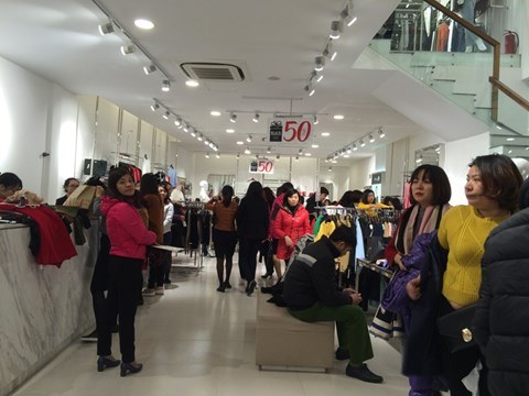 Nhịn ăn trưa, trốn việc, quay cuồng vì hàng giảm giá ngày Black Friday