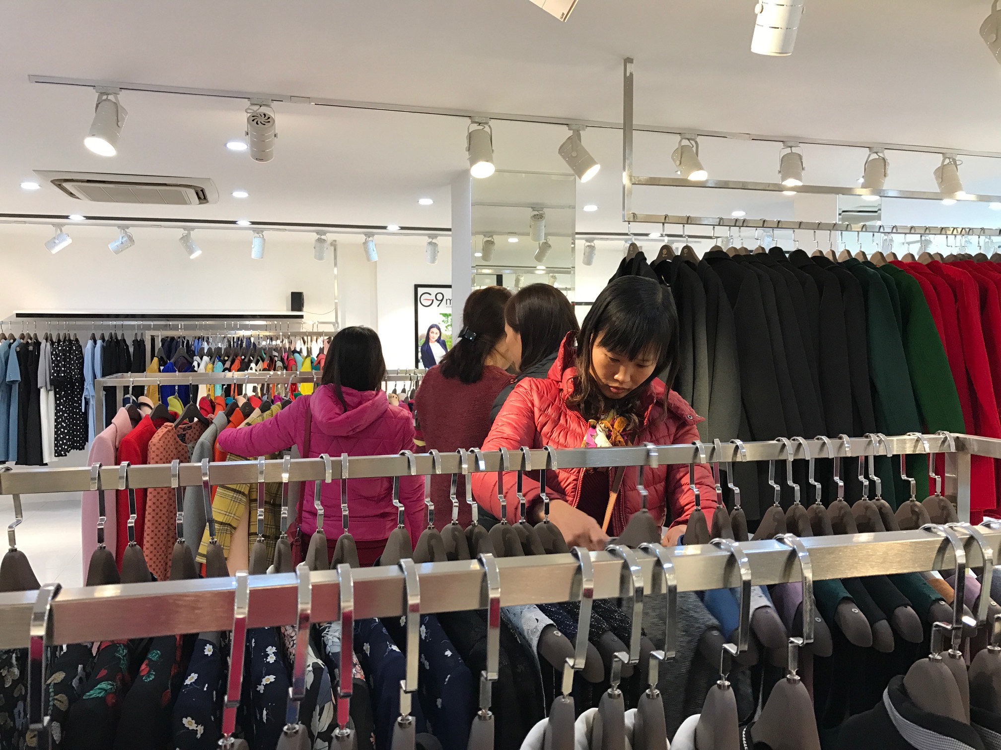 Đây cũng là thời điểm thích hợp để người dân đi mua sắm những món hàng ưa thích