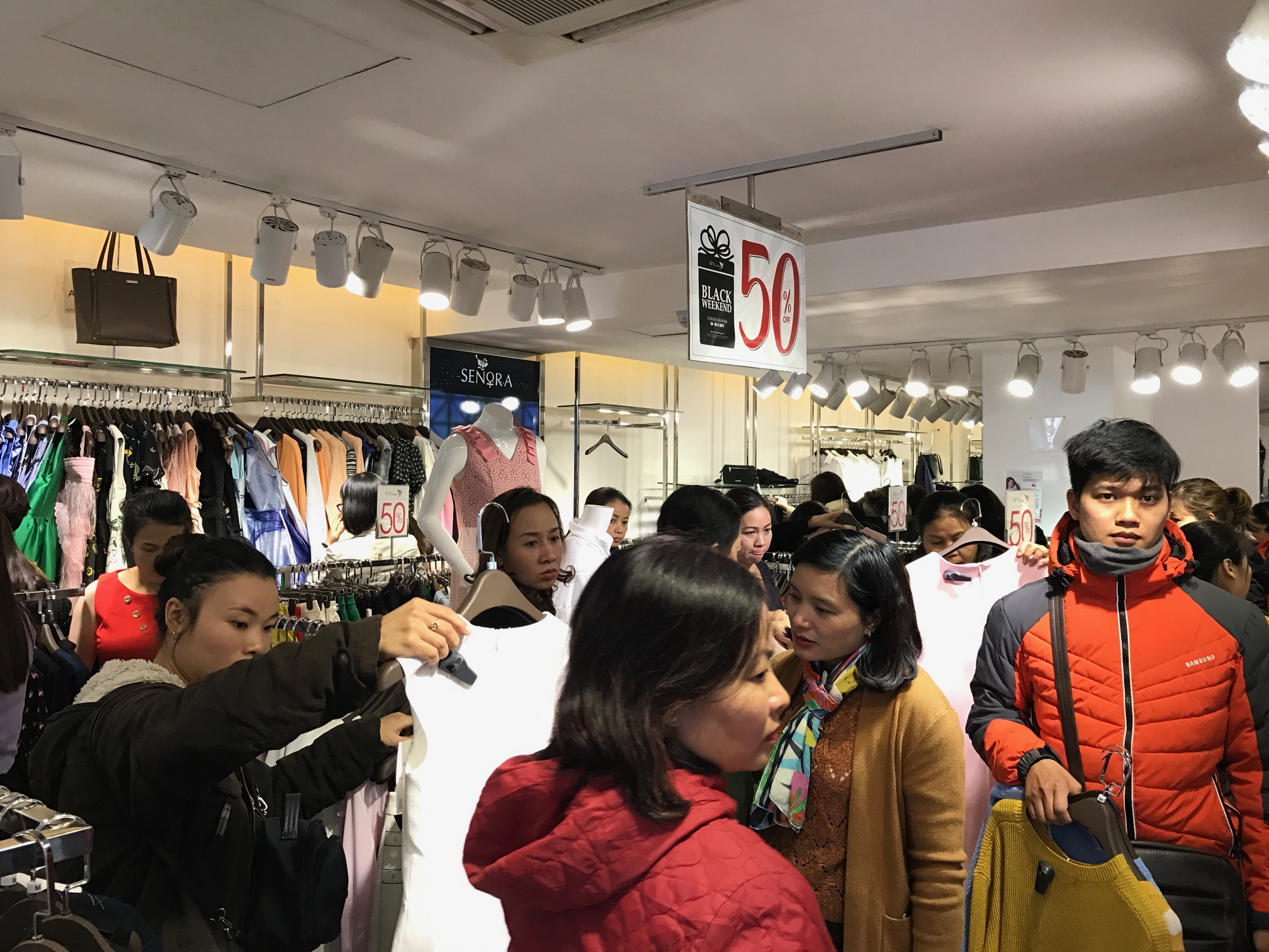 Tắc nghẽn giao thông vì dân Hà Thành đổ xô đi mua sắm ngày Black Friday