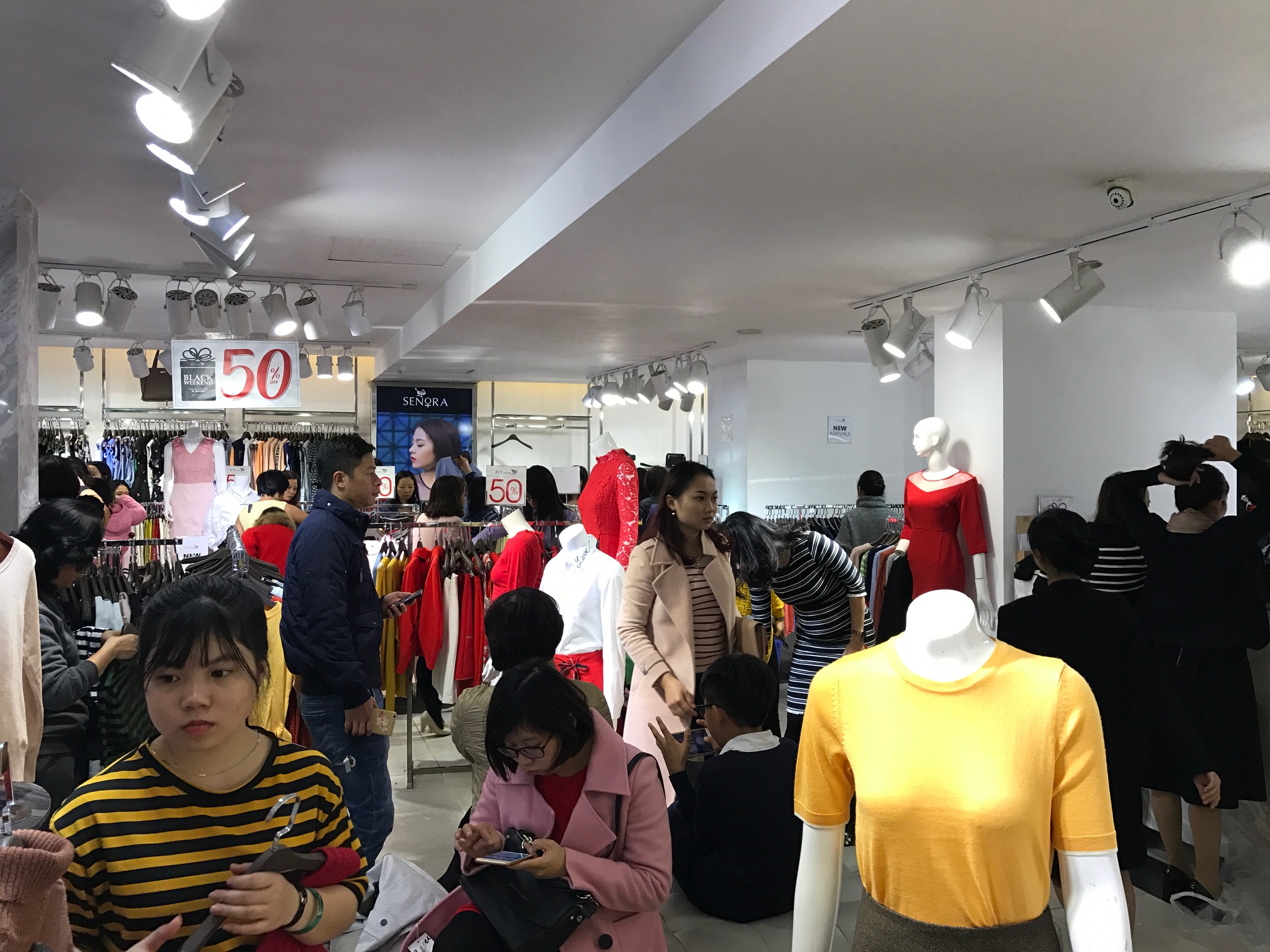 Lượng người mua sắm khá đông trong ngày Black Friday