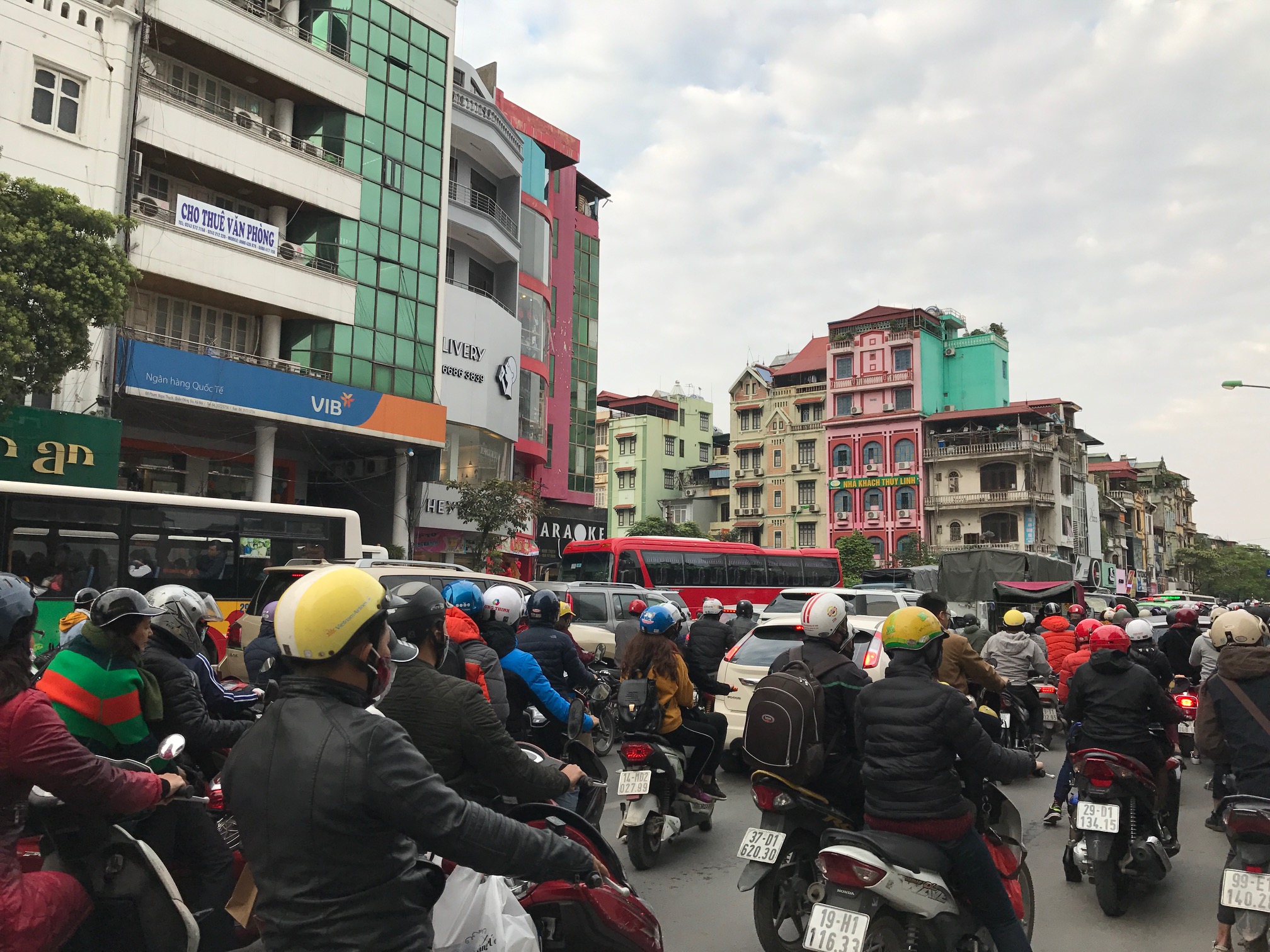 Giao thông tắc nghẽn tại nhiều tuyến phố