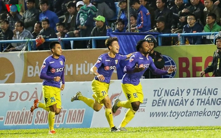 Hà Nội FC sớm vươn lên dẫn trước với cú đúp của Oseni. Nhưng trong một ngày mà các chân sút của Than Quảng Ninh như Dyachenko, Mạc Hồng Quân, Vũ Minh Tuấn thi đấu quá hay, hàng thủ Hà Nội FC đã bị ngợp.