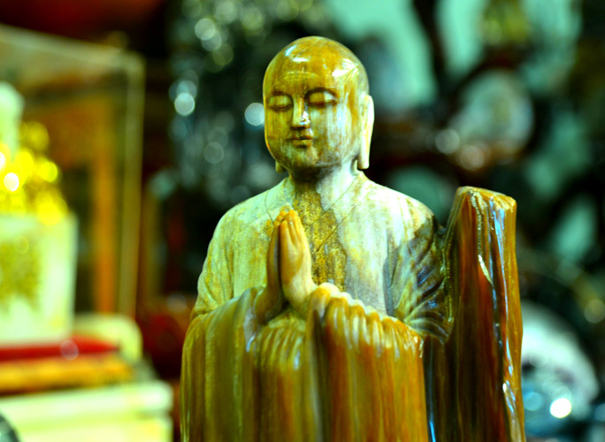Nguyên tắc cho việc lựa chọn gỗ hóa ngọc, hoá thạch làm cảnh là đá phải đẹp. Đá phải đáp ứng một trong các tiêu chuẩn như Sấu, Thẩm, Lộ, Thấu.