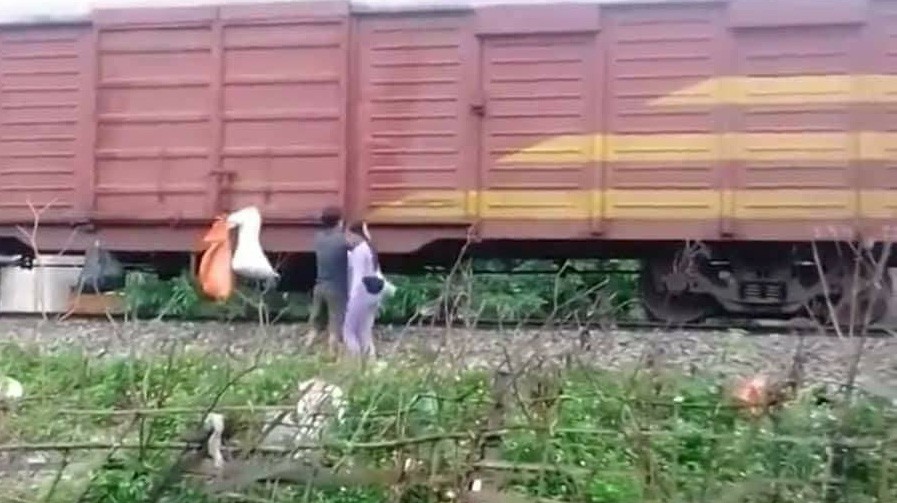 Xử phạt hai vợ chồng treo rác thải lên tàu gửi vào Sài Gòn