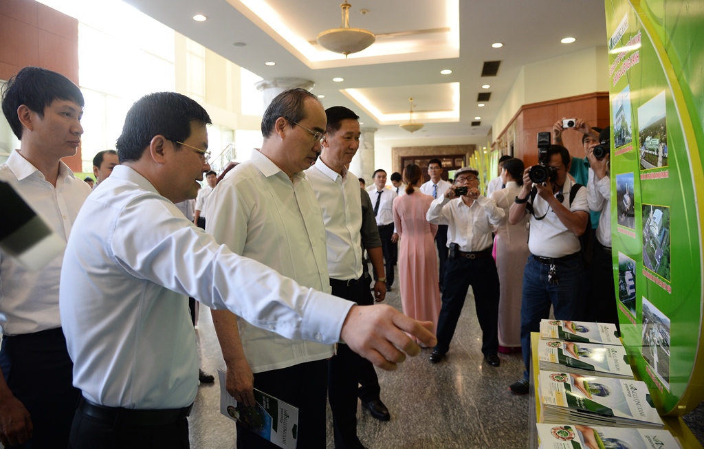 Bí thư TP.HCM Nguyễn Thiện Nhân tham quan các gian trưng bày công nghệ xử lý rác thải của các doanh nghiệp tại hội nghị chuyên đề kêu gọi đầu tư xử lý chất thải rắn bằng công nghệ đốt - phát điện 