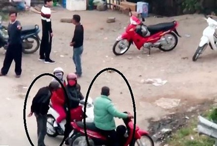 'Chiêu' cưỡng đoạt tiền của người đi đường của nhóm xe ôm