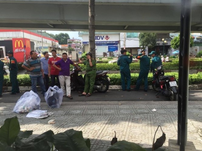 Bé trai 6 tuổi bị bảo vệ dân phố đâm gục trên đường