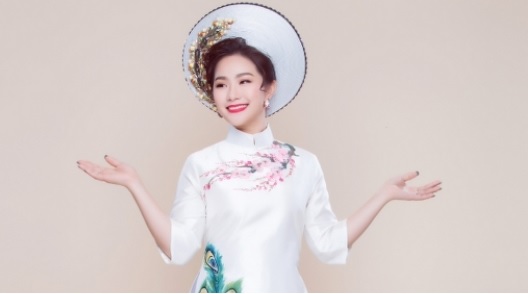 Lương Bích Hữu trẻ trung với áo dài cưới