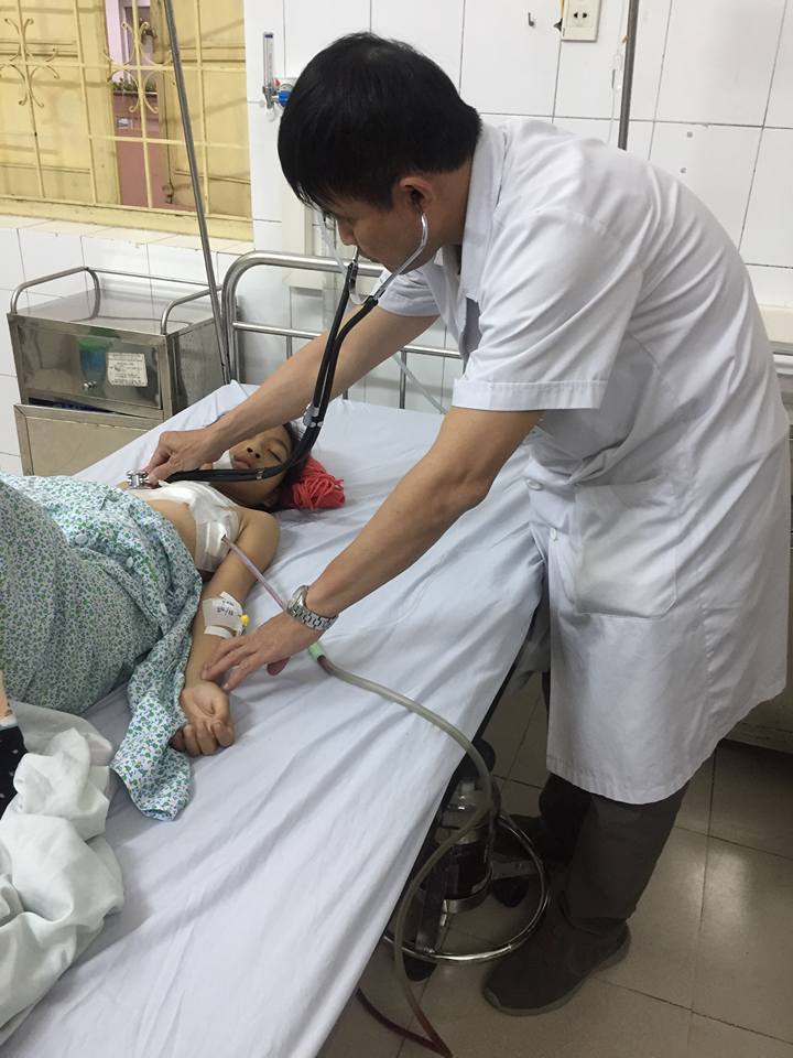 Học sinh bị kính vỡ đâm