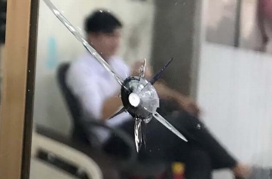 Viên đạn còn cắm trên cột bên tông bọc gương của ngân hàng.