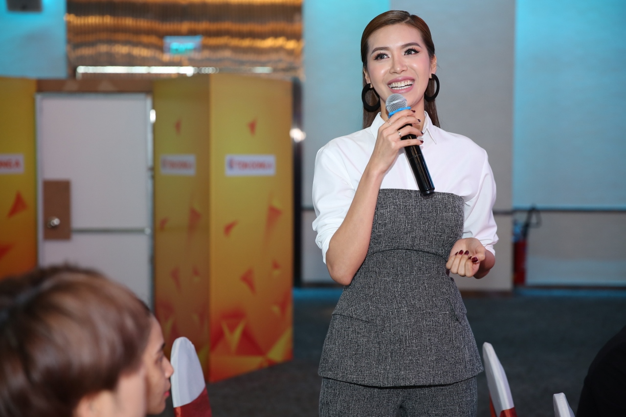 Siêu mẫu Minh Tú