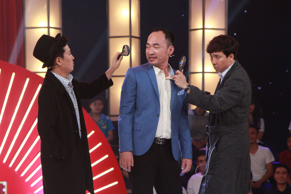 Trấn Thành và Trường Giang bất ngờ hoá thân thành những chàng thám tử khiến Tiến Luật bị đơ. A Xìn còn hóm hỉnh dùng kính lúp soi da của Tiến Luật và cho biết nam MC đang mọc mụn bọc