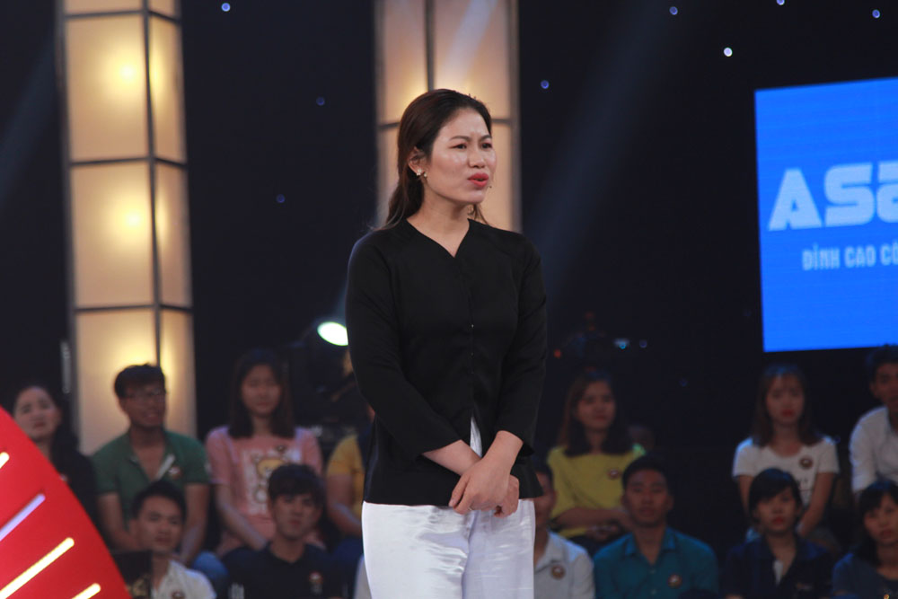 Tiếp theo là sự xuất hiện của cô bán nước Phan Thị Duẩn trong tà áo bà ba duyên dáng, đặc trưng của miền quê sông nước.  Ở phần thi của mình, nữ thí sinh hoá thân thành một cô gái vừa bán vé số, vừa livestream. Thế nhưng đáng tiếc, tiết mục của cô nhẫn chưa chạm đúng nụ cười của hai giám khảo.