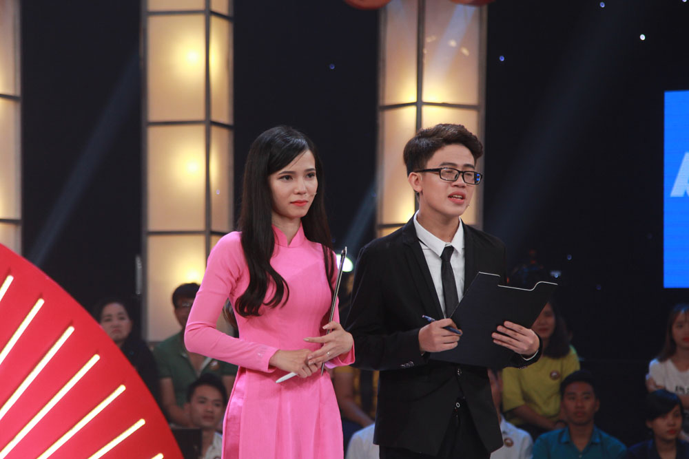 Bước vào vòng 2, Mỹ Ngân và Duy Khanh đóng vai luật sư biện hộ, “hành” Trấn Thành, Trường Giang phải liên tục đứng lên, ngồi xuống. 
