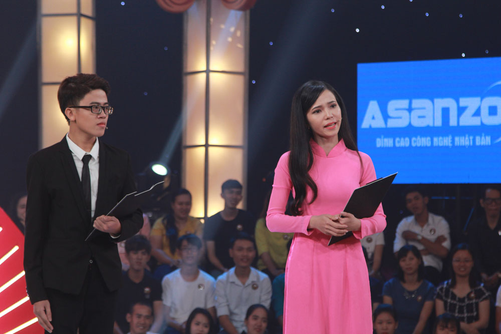 Sau khi hội ý và được mọi người ủng hộ, hai thí sinh quyết định thi tiếp vòng 4. Mỹ Ngân cùng bạn diễn Duy Khanh nhìn về phía Tiến Luật, tung hứng miếng hài ẩn ý rằng đã sinh lứa đầu cách đây 7 năm và không có dấu hiệu sinh sản tiếp. 