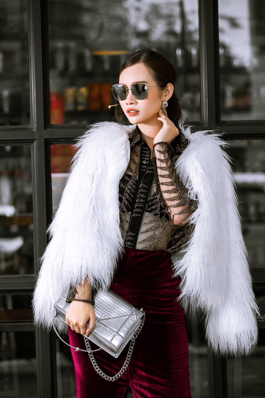 Sự kết hợp giữa chất liệu nhung và áo khoác lông mang đến sự sang trọng, đẳng cấp và bật lên cá tính của cô nàng.