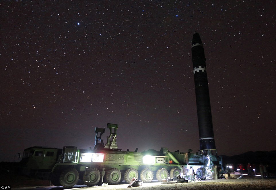 Tên lửa Hwasong-15 trên bệ phóng di động và đang sẵn sàng được phóng đi