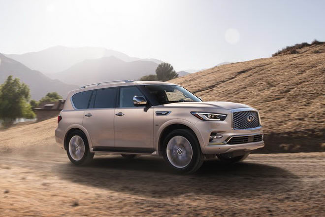 Vẫn giữ nguyên kiểu dáng như cũ, Infiniti QX80 2018 chỉ được làm mới lại hình khối cụm đèn pha/đèn hậu, các hốc gió và chắn bùn trước/sau. Nội thất cũng không có quá nhiều thay đổi đáng kể, vẫn tương tự như Nissan Armada (biến thể 