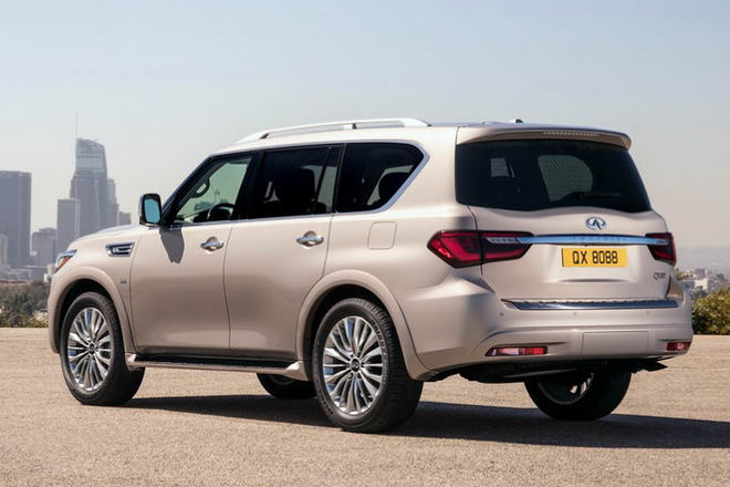 Infiniti QX80 2018 được trang bị động cơ DOHC V8 5.6L có khả năng sản sinh công suất tối đa 400 mã lực và mô-men xoắn cực đại 560 Nm, kết hợp cùng hộp số tự động 7 cấp và 2 tùy chọn dẫn động 2WD hoặc 4WD. Bản 2WD có giá khởi điểm ở Mỹ chỉ 64.750 USD (1,5 tỷ đồng), trong khi bản 4WD tích hợp thêm tính năng gài cầu All-Mode với 3 tùy chọn Auto, 4H và 4L thì giá lên đến 67.850 USD (1,53 tỷ đồng). Đây là sự chênh lệch lớn đối với thị trường Việt Nam, vốn có giá thấp nhất 7 tỷ đồng.