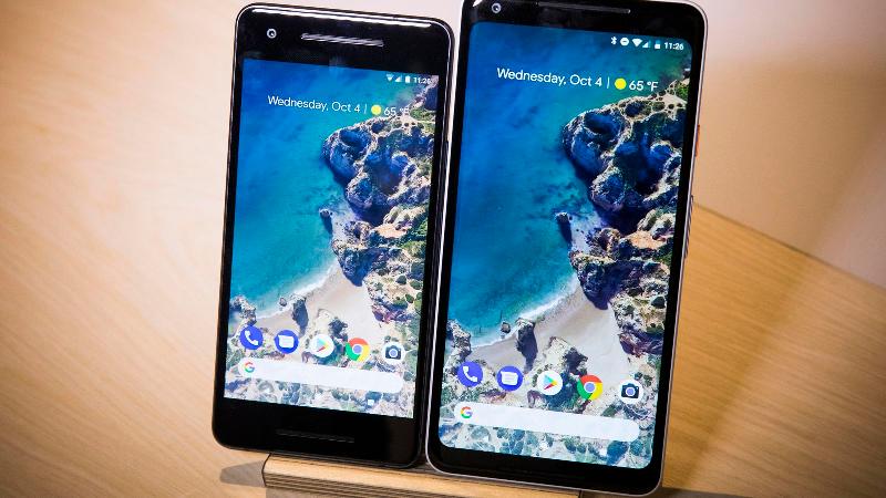 Google Pixel 2 XL có màn hình 6 inch với tỷ lệ co 18: 9, bộ vi xử lý Snapdragon 835, RAM 4GB, bộ nhớ tích hợp 64GB và 128GB, camera đơn phía sau 12 megapixel, khả năng chống bụi và nước IP67, pin 3.520 mAh, bộ loa lép cho âm thanh sống động. Pixel 2 nhỏ hơn có màn hình hiển thị 5 inch và pin nhỏ hơn trong khi phần còn lại của thông số kỹ thuật tương tự như mô hình XL.