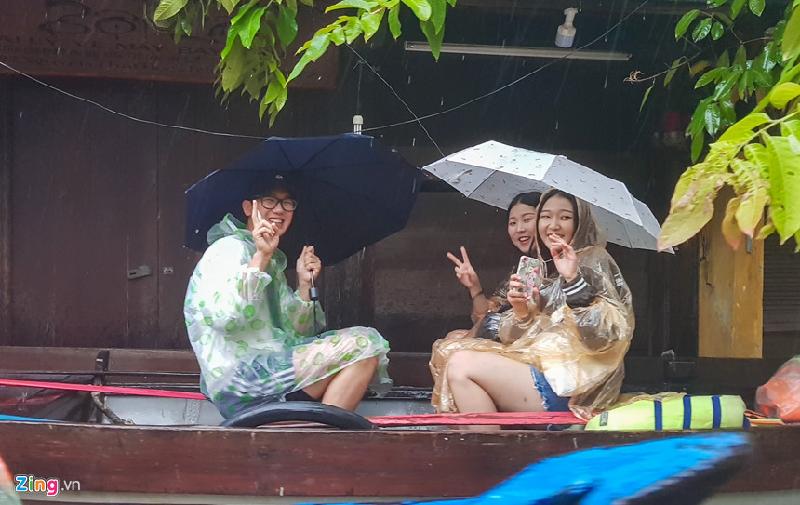 Nhóm du khách Hàn Quốc chọn cách đi thuyền ngắm nước lũ tại phố cổ, họ tranh thủ khoảnh khắc đặc biệt này để lưu lại kỷ niệm khi đến với Hội An.