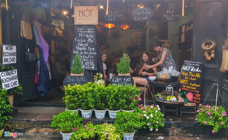 Nhận thấy du khách tăng nhanh khi đến với Hội An trong dịp lũ, nhiều cửa hàng ở khu vực cao hơn vẫn mở quán phục vụ du khách. Ngồi ở quán du khách có thể ngắm lũ mà không bị mưa ướt.