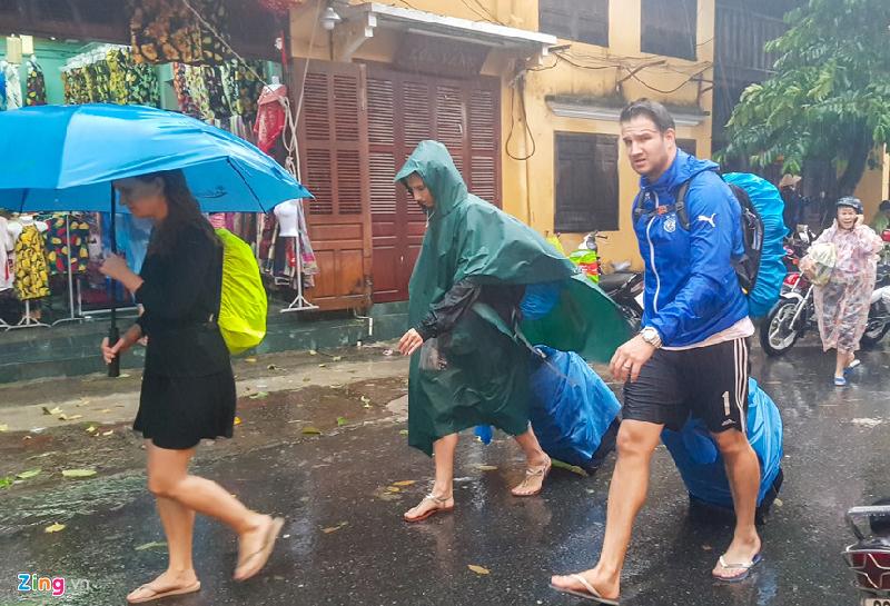 Trong khi đó, nhận thấy nước dâng cao để đảm bảo an toàn đã có nhiều du khách đã chuyển địa điểm lưu trú.