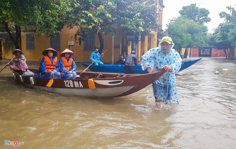 Anh Phạm Đắc Huy, nam nhân viên khách sạn Vĩnh Hưng, cho biết do nước lên cao để đảm bảo an toàn, khách sạn đã đưa du khách đến nơi an toàn, cũng như tìm do mọi người một khách sạn khác để họ có thể tiếp tục ở lại Hội An tham quan.