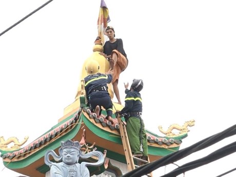 Kẻ ngáo đá liên tục đạp chân vào lực lượng cảnh sát tạo ra những tình huống nguy hiểm đến tính mạng. Ảnh H. Tâm.