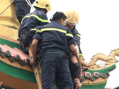 Đến khoảng 12 giờ 45, nam thanh niên này đã bị khống chế. Ảnh H.Tâm.