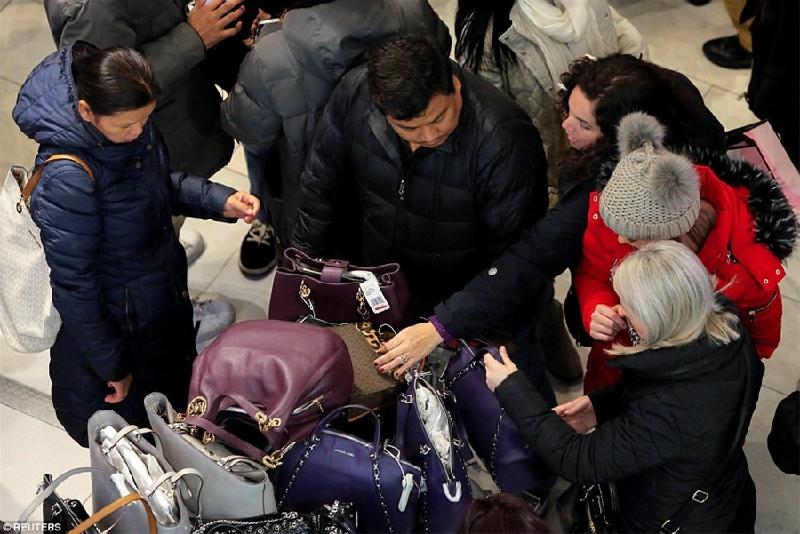 Người mua hàng nhìn vào một cái giá túi xách trong quảng trường Herald của Macy's. (Ảnh: Reuters)