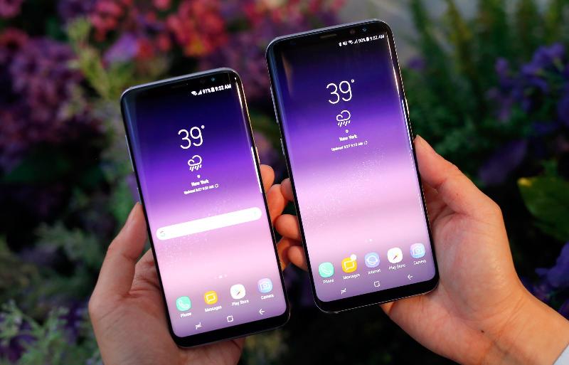 Màn hình vô cực Infinity của Samsung trông khá bắt mắt và viền bezel được co lại một cách tối đa, khiến màn hình của máy càng rộng hơn . Cấu hình của bộ đôi S8 khá giống với Note 8, ngoại trừ khác biệt ở bút chuyên dụng S Pen và camera kép ở phía sau.