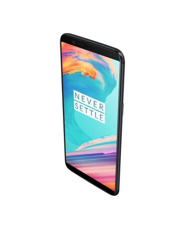OnePlus 5T được ra mắt sau 6 tháng kể từ lúc phát hành mô hình  OnePlus 5, nên cả hai phiên bản này đều có cấu hình khá giống nhau. Cả hai đều được trang bị bộ vi xử lý Snapdragon 835, nên smartphone chạy khá nhanh cùng với sự hỗ trợ của nền tảng Oxygen OS của OnePlus, hệ điều hành Android của Google.